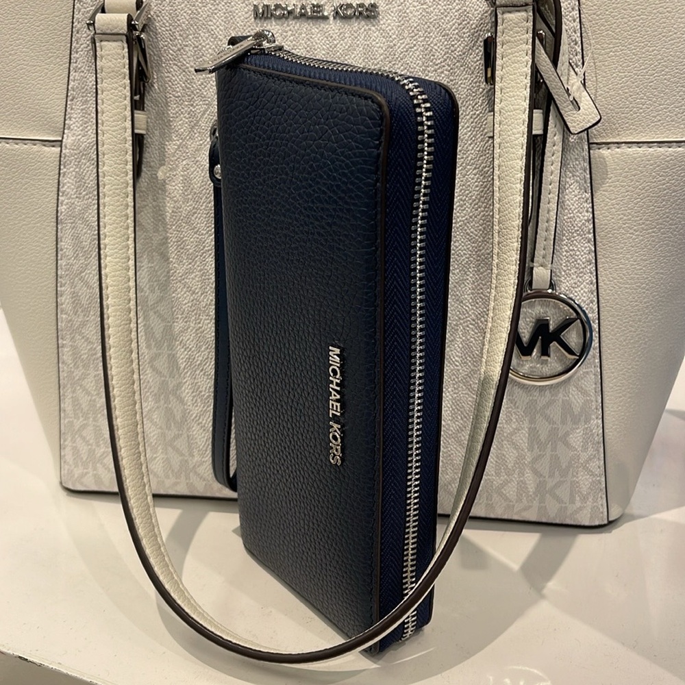 MICHAEL KORS LARGE TRAVEL CONTINENTAL WRISTLET WALLET SMARTPHONE NAVY BLUE
NWT - Picture 3 of 16